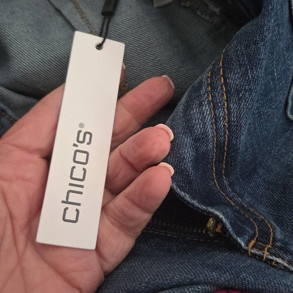 NWT Chico's Wide Leg Crop Jeans, Size 0.5 (US 6/8) - Picture 7 of 7